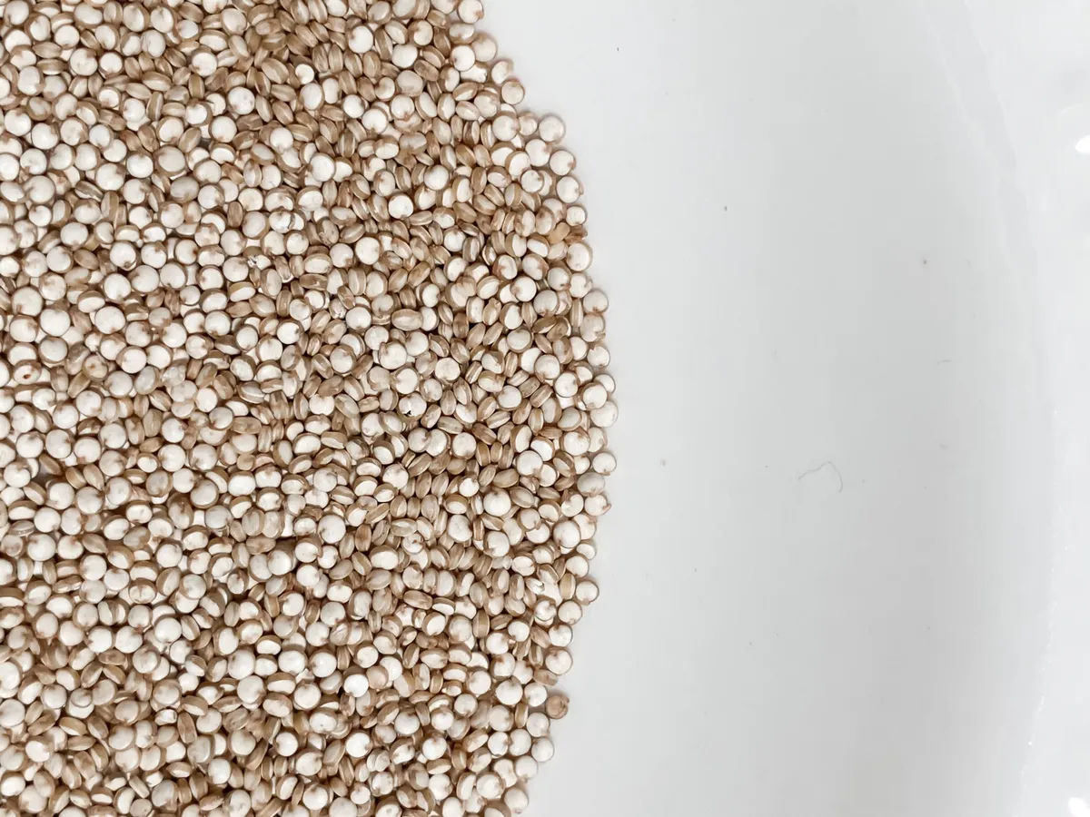 Bowl de Quinoa Hinchada, Crema de Cacahuete y Plátano