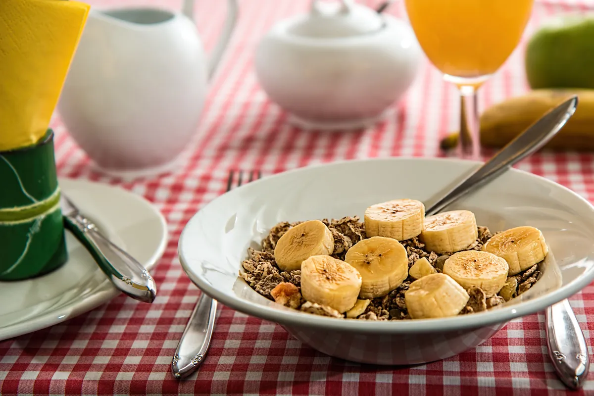 Cereales Integrales con Leche y Plátano
