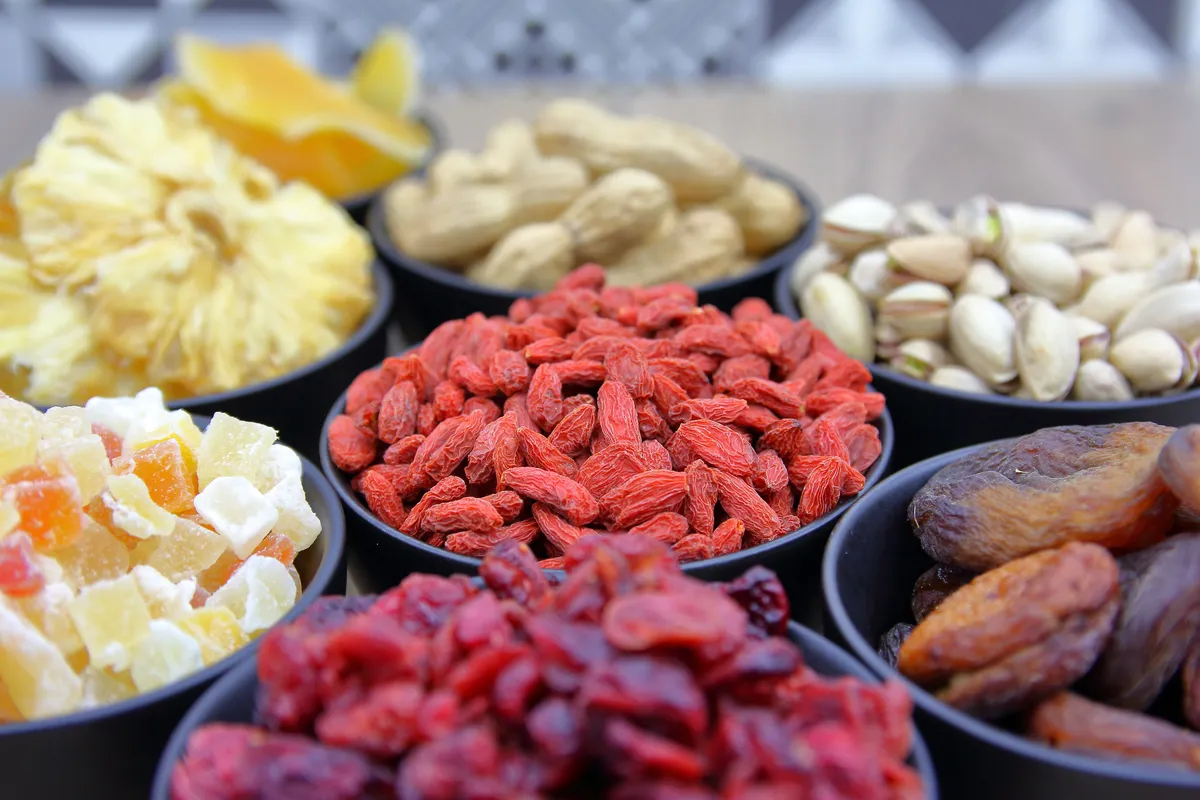 Fruta con un Puñado de Frutos Secos