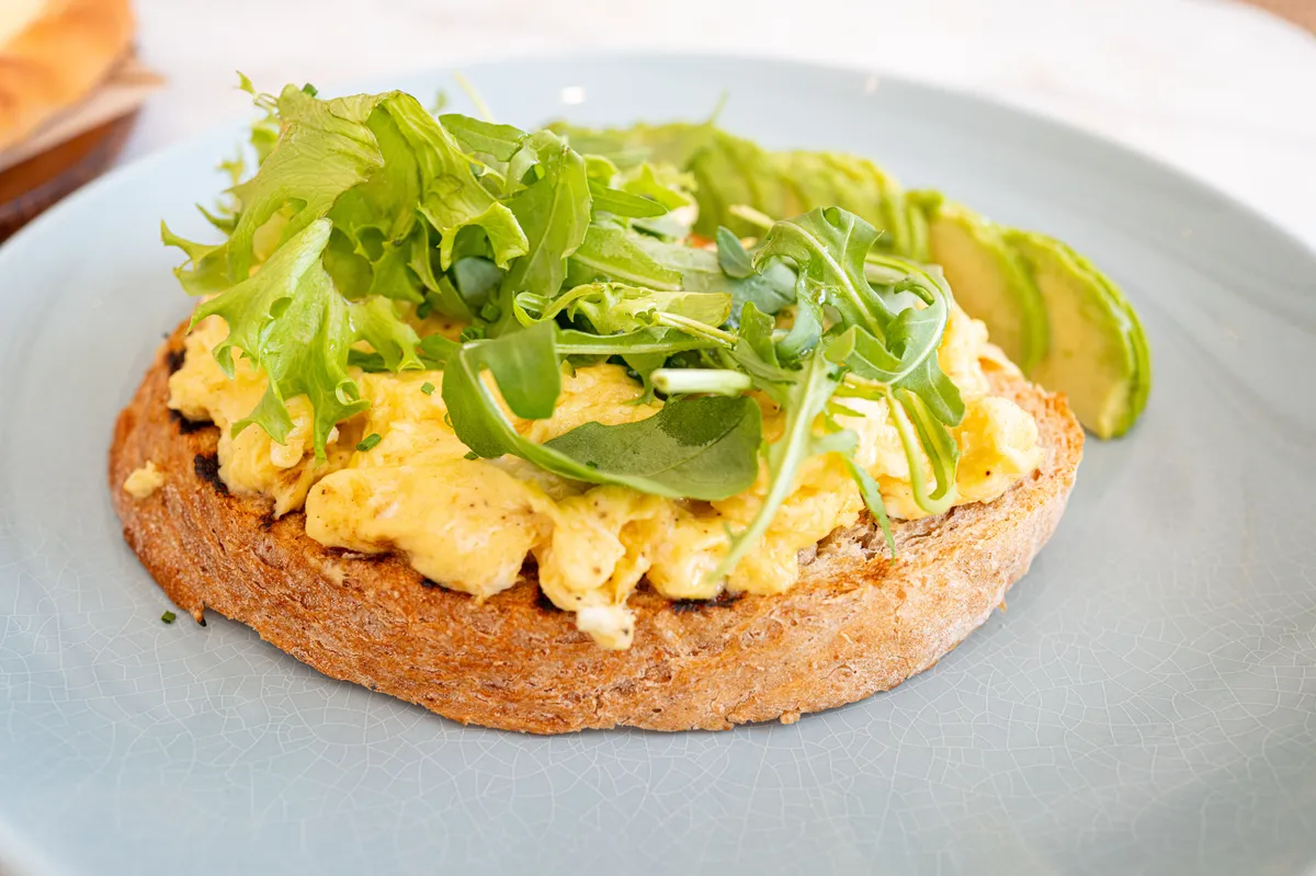 Huevos Revueltos con Tostada