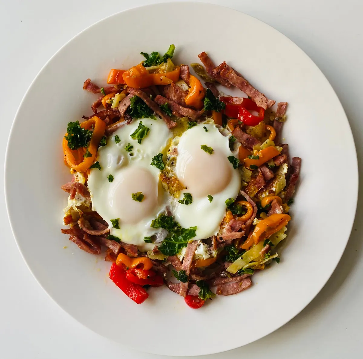 Huevos Rotos con Patatas y Pimientos