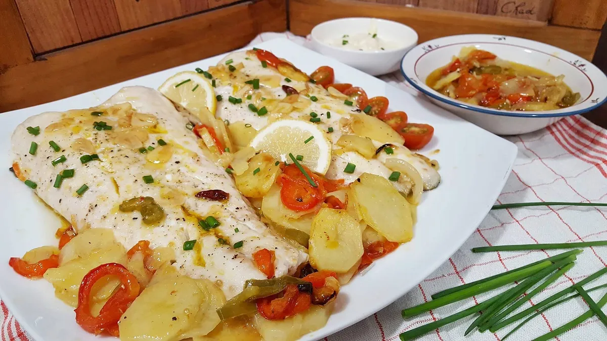 Merluza al Horno con Patatas Panaderas