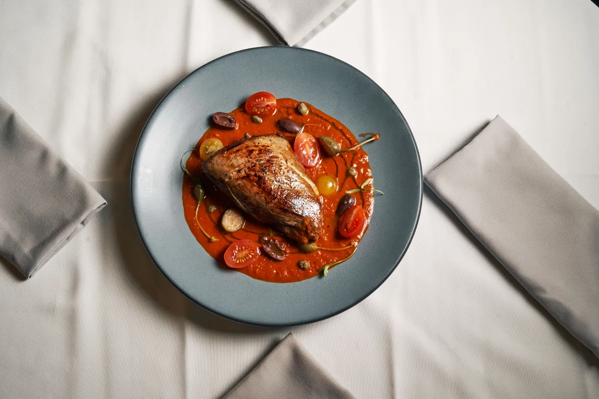 Pollo en Salsa de Tomate y Pimientos