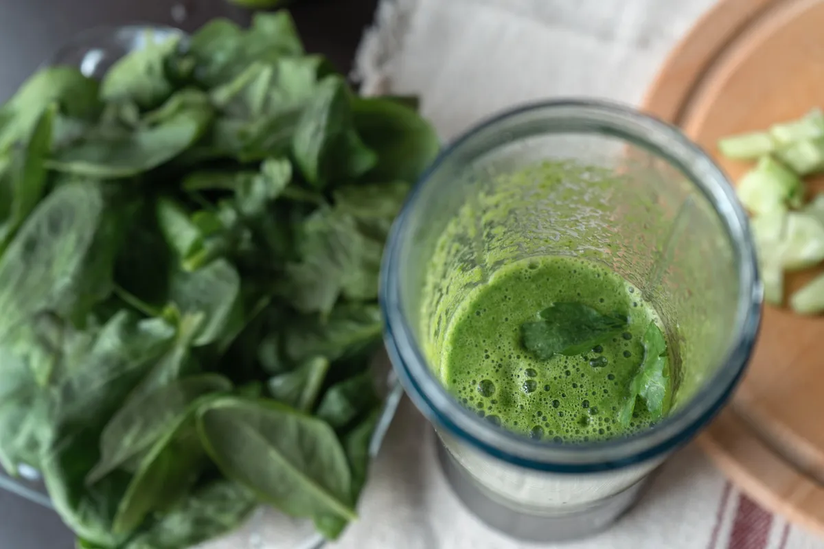 Smoothie Verde de Espinacas, Mango y Semillas de Cáñamo