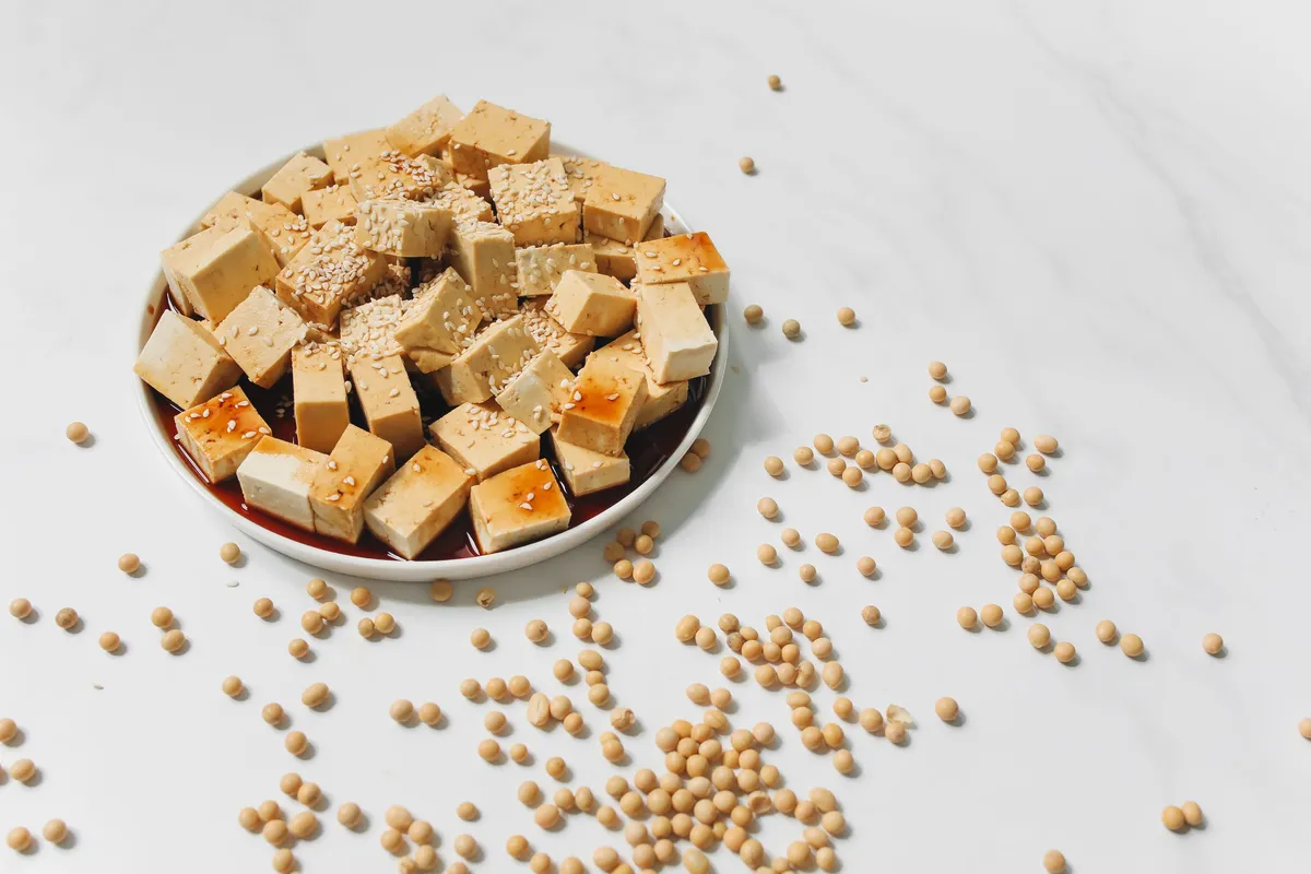 Tofu Firme Salteado con Brócoli y Sésamo
