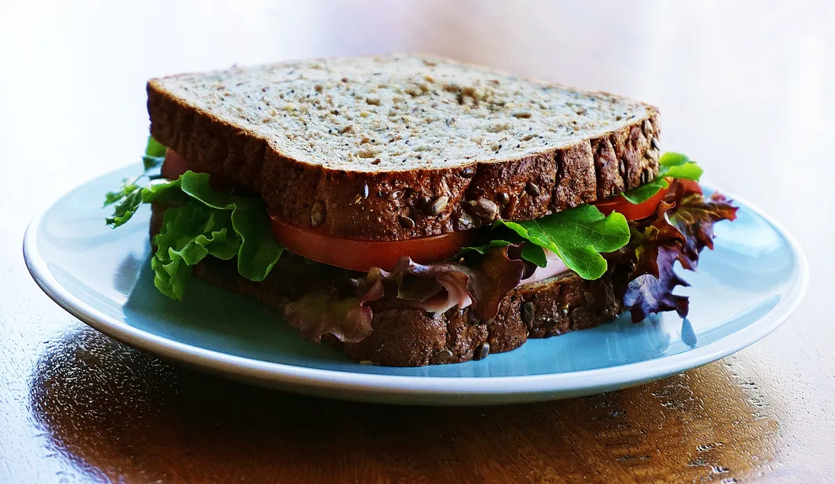 Tosta Integral con Pechuga de Pavo y Tomate
