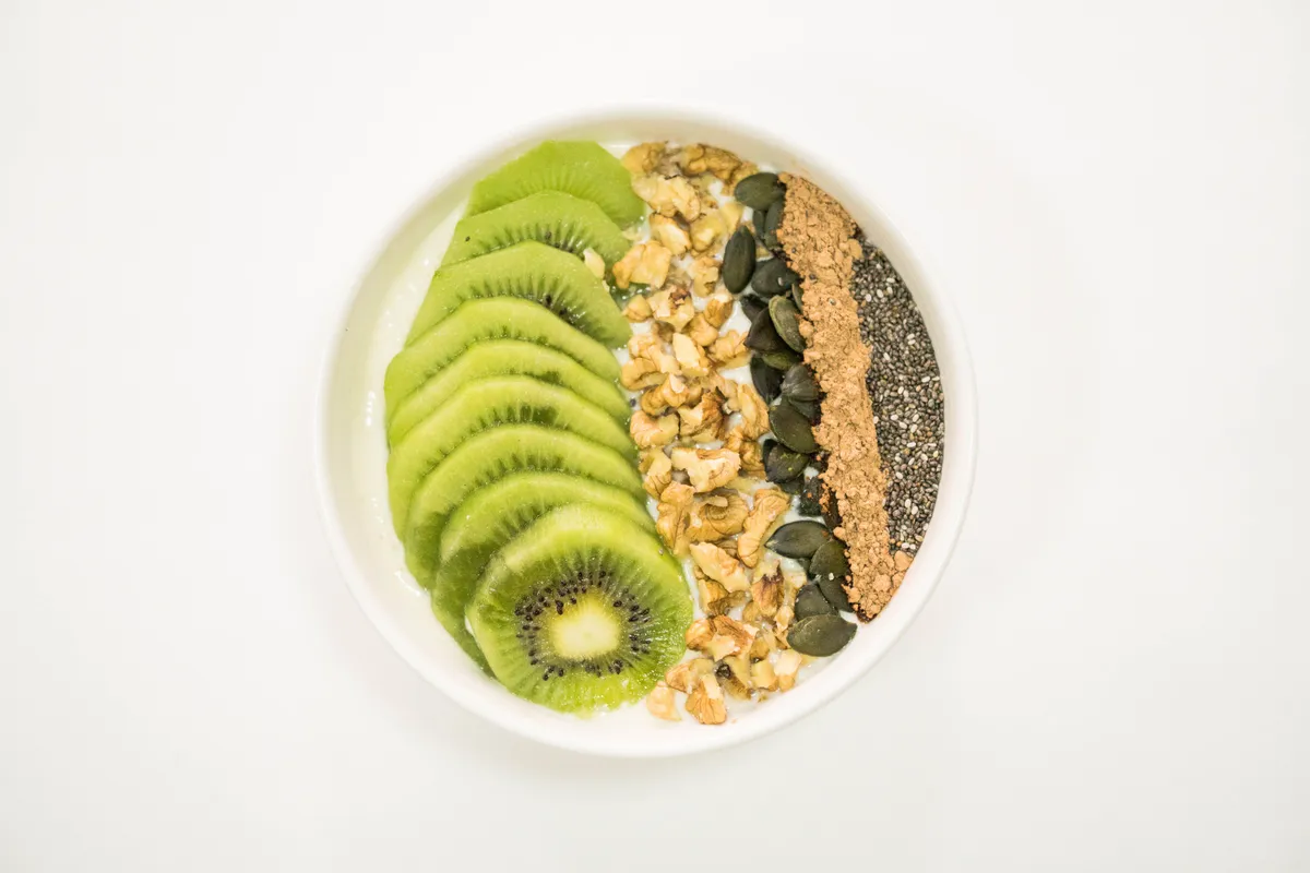 Bol de Yogur de Soja con Kiwi y Semillas de Cáñamo